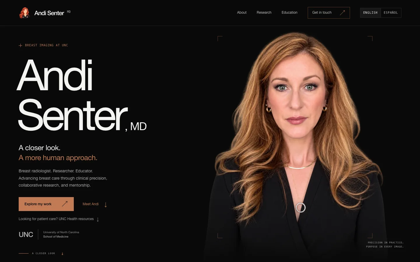 Site profissional de Andi Senter com seu retrato e uma apresentação de seu trabalho em imagem mamária
